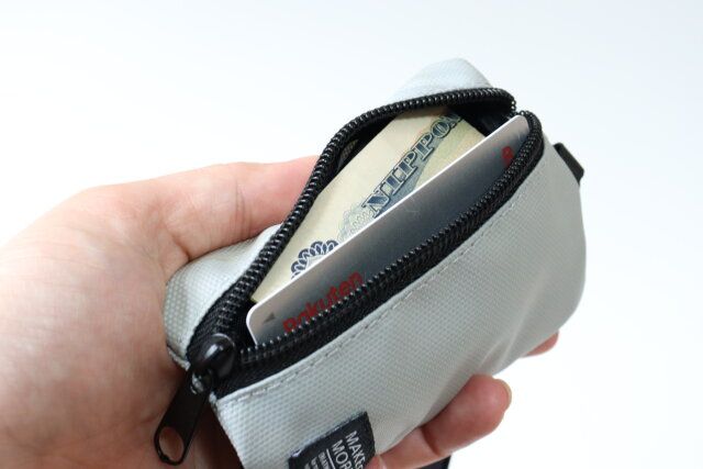 ダイソーのお金を分けられるストラップ付 ウォレットミニポーチ