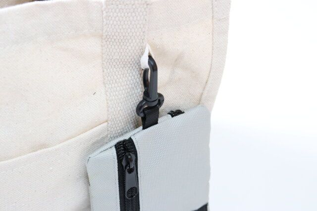 ダイソーのカバンに付けられるストラップ付 ウォレットミニポーチ