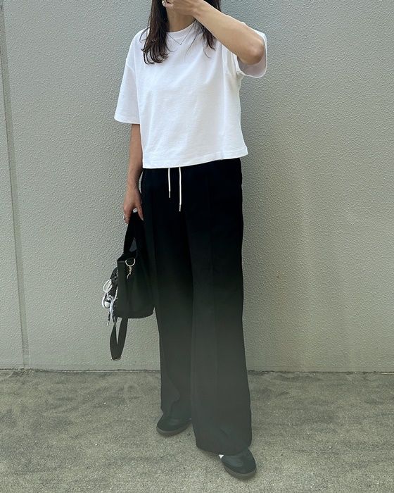 UNIQLOのホワイトの「テクスチャージャージーT」×ウエストドローストリングパンツ