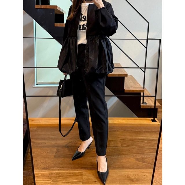 H＆Mのホワイトの「プリントTシャツ」×センタープレスパンツ