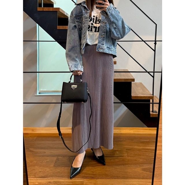 H＆Mのホワイトの「プリントTシャツ」×カットオフプリーツスカート