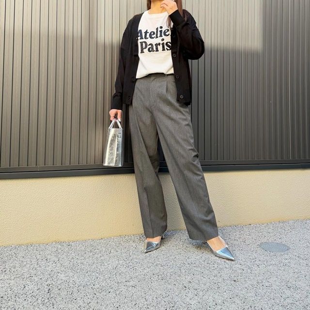 H＆Mのホワイトの「プリントTシャツ」×タックワイドパンツ