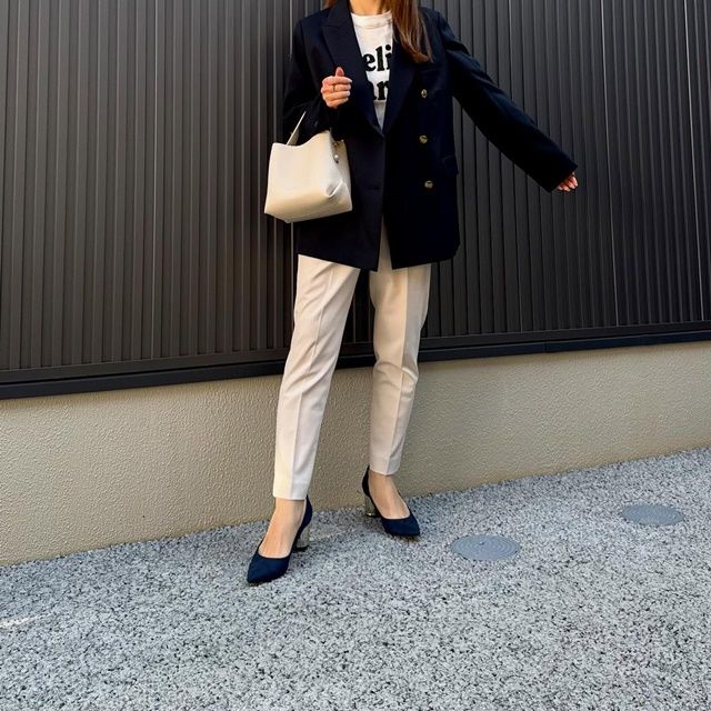 H＆Mのホワイトの「プリントTシャツ」×センタープレスアンクルパンツ