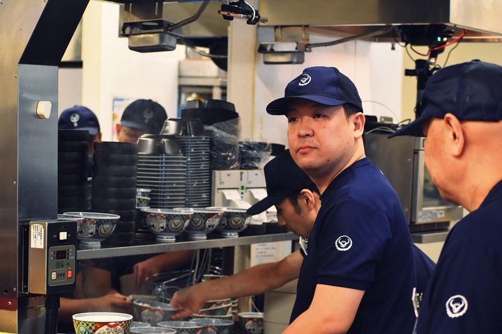 厨房を仕切る奥村和也さん