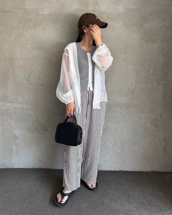 しまむらのグレーの「ホックタンクトップ」