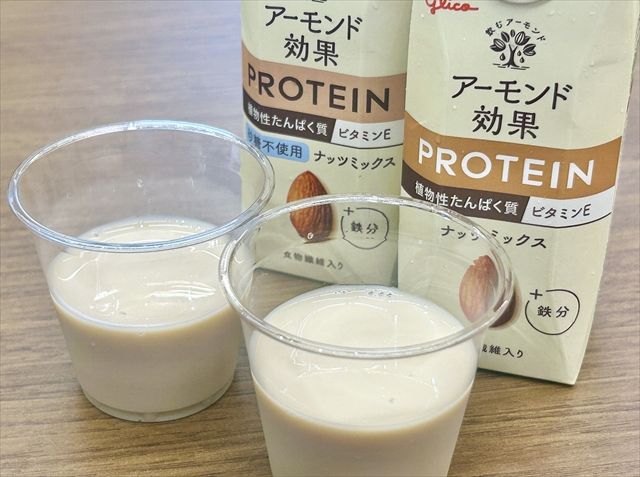 「アーモンド効果 PROTEIN＜ナッツミックス＞」「アーモンド効果 PROTEIN＜ナッツミックス 砂糖不使用＞」コップ