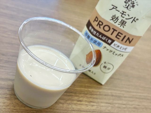「アーモンド効果 PROTEIN＜ナッツミックス 砂糖不使用＞」コップ