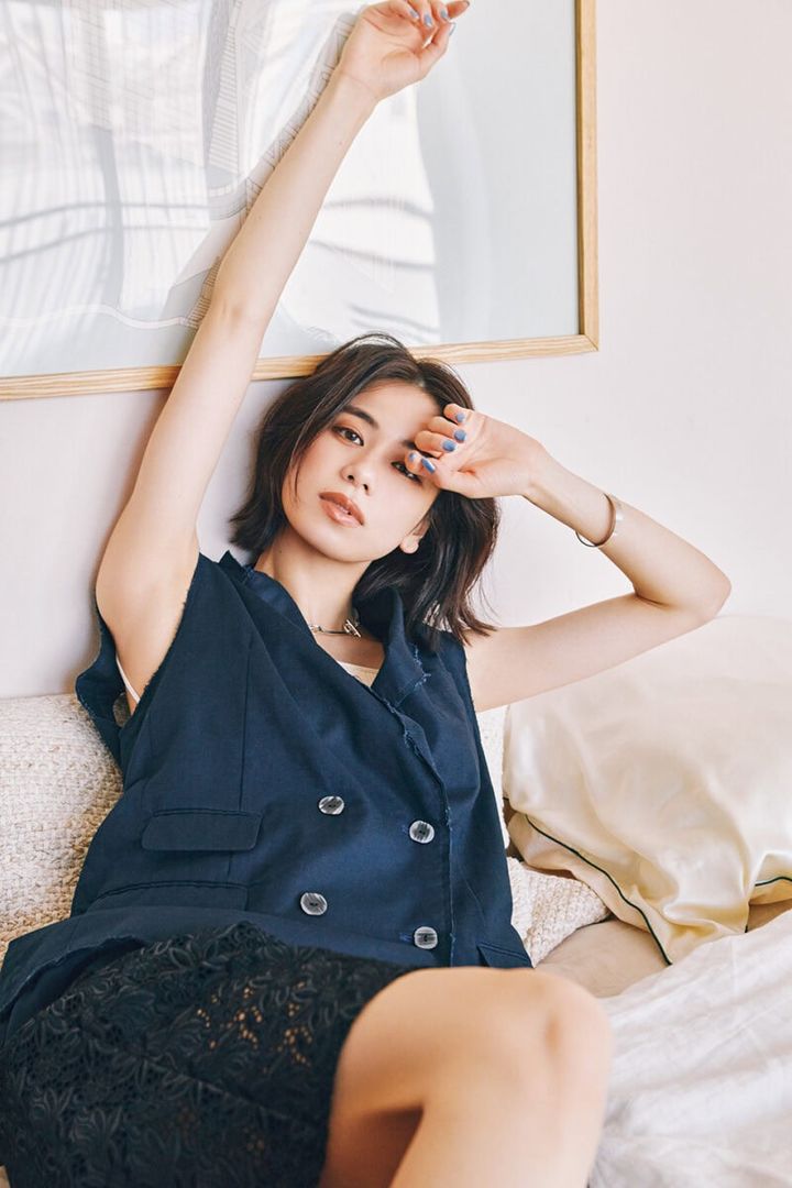 切りっぱなしのジレでラフに落とし込んで。ジレ￥22,000（テージ／アングリッド） 中に着たキャミソール￥17,600（ハクジ／ショールームリンクス） パンツ￥38,500（フミエタナカ／ドール） チョーカー￥59,400（ブランイリス／ブランイリス トーキョー） バングル￥29,700（アダワットトゥアレグ／ザ エディット ストア）