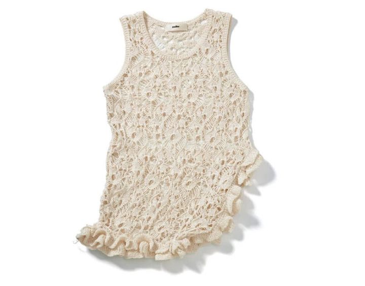 優しい風合いのプリミティブなレース編みタンク。￥27,500（ミュラー オブ ヨシオクボ）