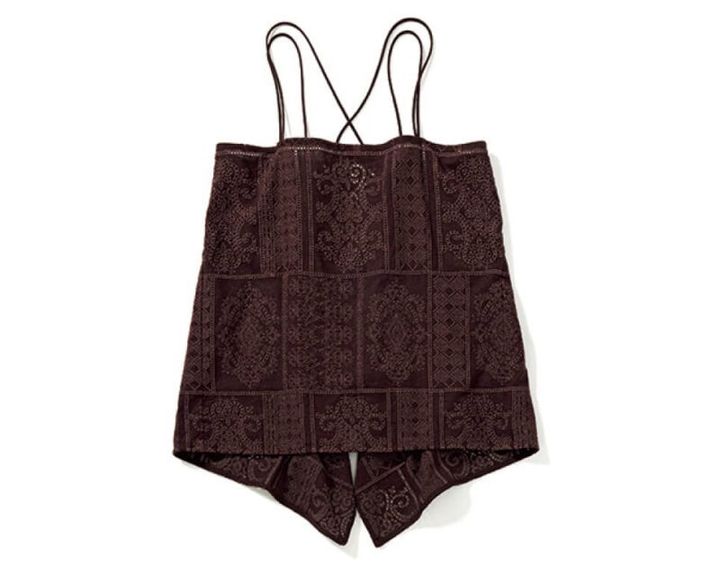 ブラウン地に施されたカットワークレースが存在感抜群。￥18,700（クレドナ）