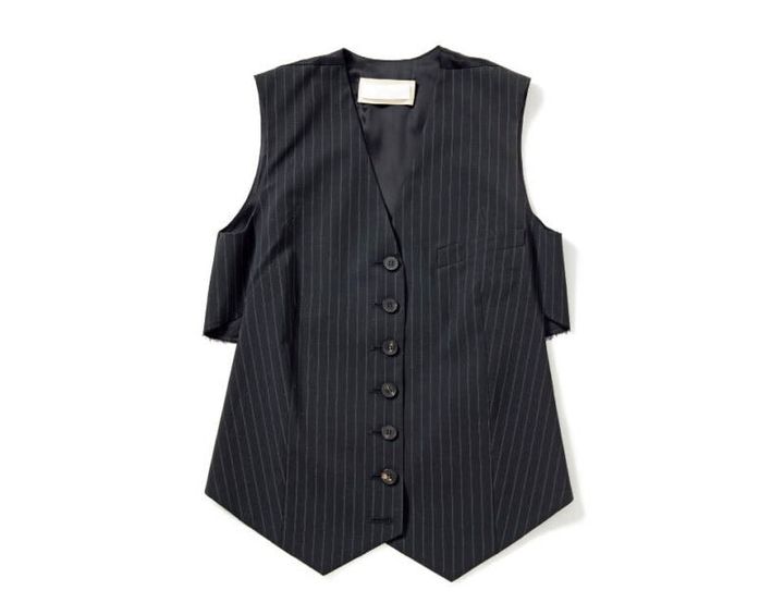 ウエストがキュッとくびれるストライプジレ。￥80,300（リトコフスカ／ウィム ガゼット ルミネ新宿店）