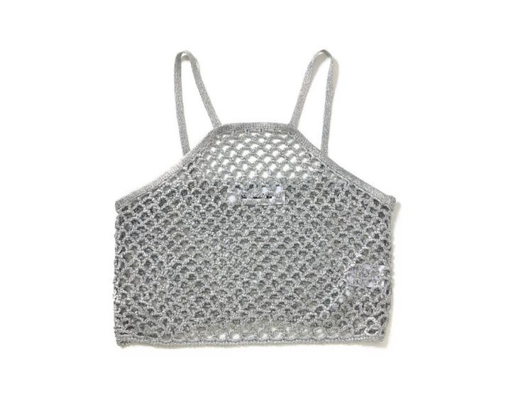 シルバーのクロシェタンクで装いにモードな華やぎをプラス。￥19,800（サラ マリカ／パサンド バイ ヌキテパ）