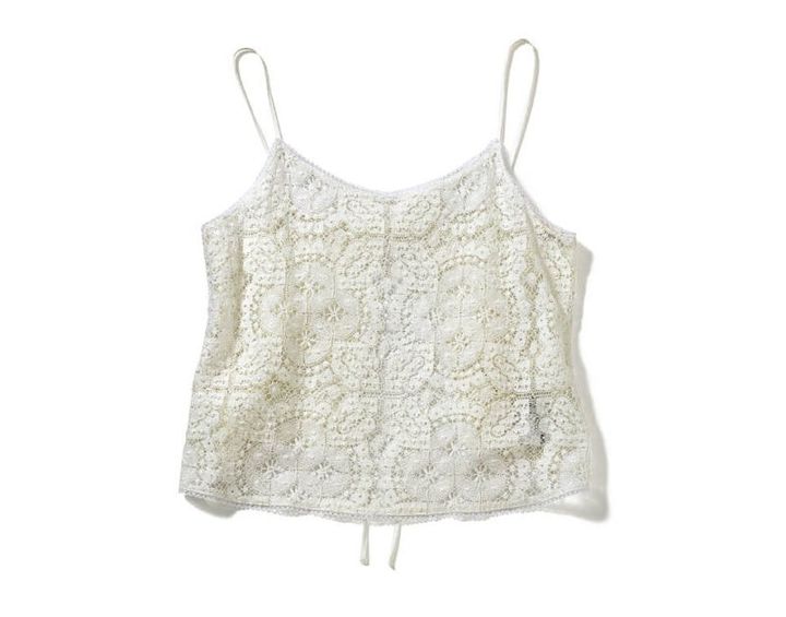 ロマンティックモードが加速する甘く繊細なレース使い。￥41,800（ロペ／ジュンカスタマーセンター）