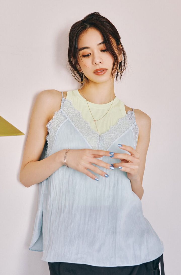 キャミソール￥8,800（ラベルエチュード／アンティローザ） 中に着たタンクトップ￥5,940（ミラ オーウェン／ミラ オーウェン ルミネ新宿２店） パンツ￥27,500（HER.） ネックレス￥33,000（マッソーズアンドマッソーズ／ショールーム ロイト） ピアス￥30,800（ブランイリス／ブランイリス トーキョー） ブレスレット￥12,100（ニナ・エ・ジュール／ショールーム ロイト）