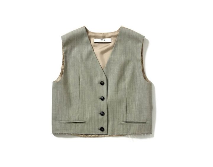 バックをサテン地で切り替えたきれい目ハンサムな一着。￥53,900（テラ／ティースクエア プレスルーム）