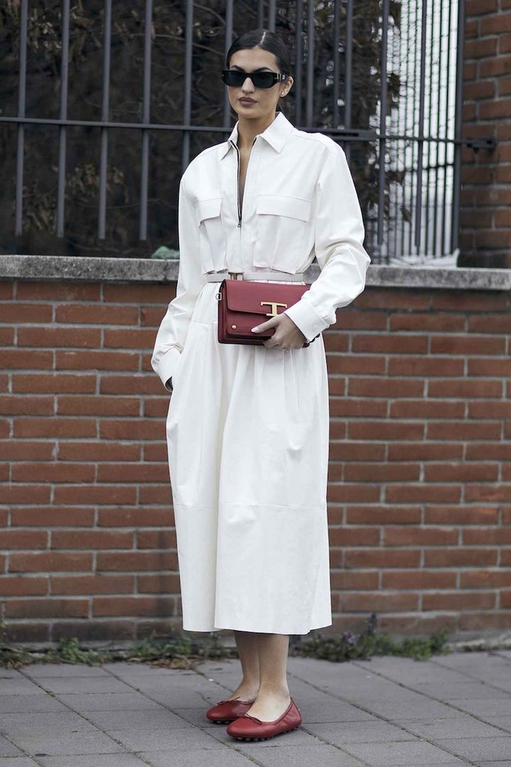 画像: 清楚な白ワンピースにマチュアな赤を効かせる