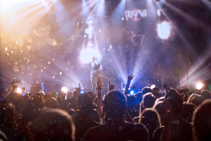 画像: 「せっかくのコンサートなのに、、、」 後ろの席からの『ペンライト攻撃』で、推しに集中できずガッカリ