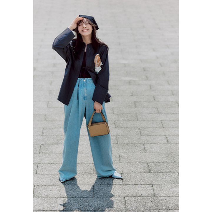 デニムをキレイめに仕上げるリボン付きシャツがトレンド