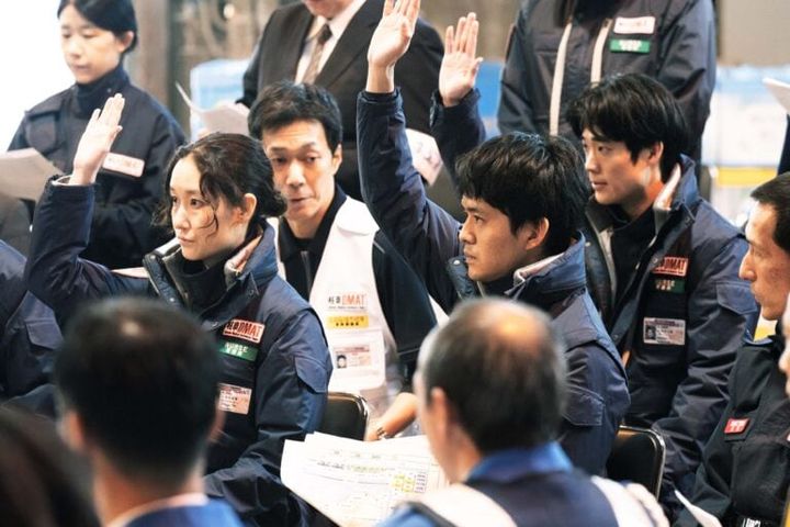 映画『フロントライン』より、DMAT隊員のミーティングシーン