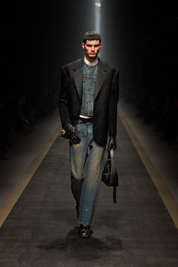 ヴェルサーチェ 2025-26秋冬コレクション