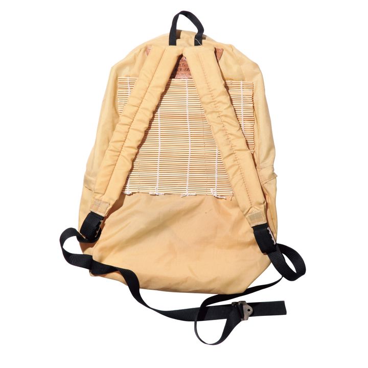 巻き簾を取り付けたリュックサック