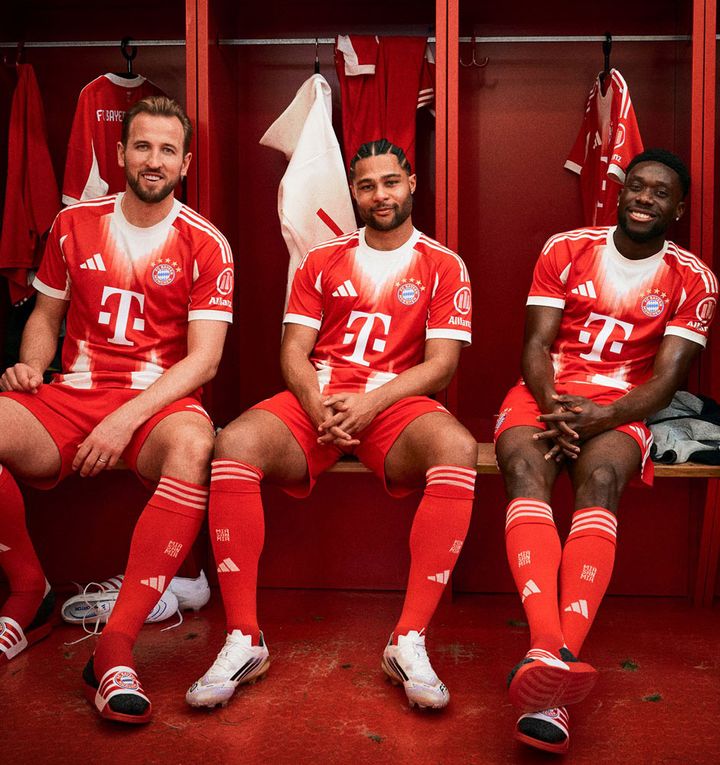 日本代表が所属の名門に新ユニフォームが登場！賛否分かれそうな「大胆なM」デザイン