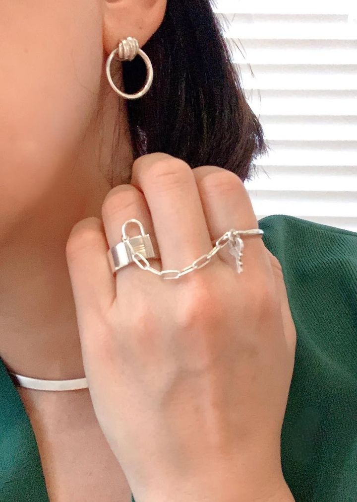 「ケリー・クロシェット」リング。ピアスはDoDo、チョーカーはスタージュエリー