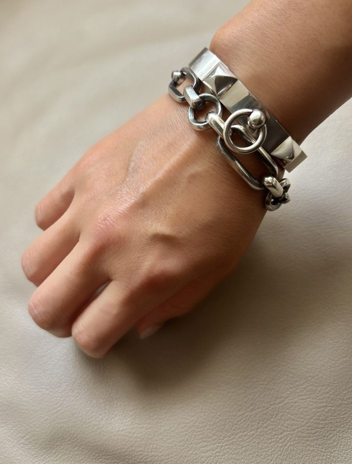 エルメス「コリエ・ド・シアン」バングルと、humのブレスレット