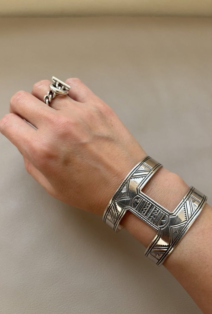 エルメス「トゥアレグ」バングル。リングはエルメスの「エシャペ クロワゼット」