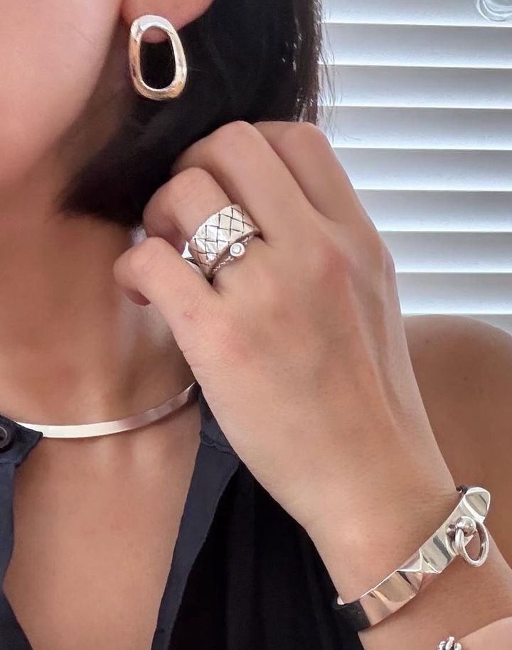 「コリエ・ド・シアン」バングル。ピアスはブランイリス、リングは指元からティファニー、ボッデガ・ヴェネタ、チョーカーはスタージュエリー