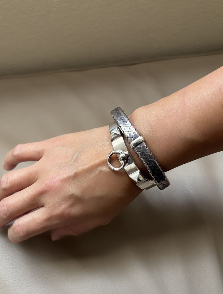 エルメス「コリエ・ド・シアン」バングルとボッテガ・ヴェネタのバングル