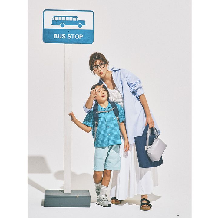 白タンクと白スカートにブルーのUVシャツを羽織ったママと男の子