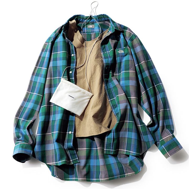 エイトンのタンクトップにノースフェイスのチェックのシャツを羽織ったコーデ