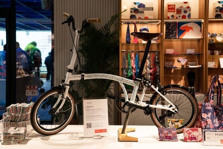 ブロンプトンのリバティ花柄の自転車