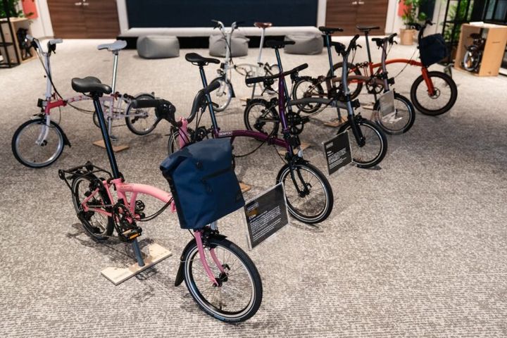 ブロンプトンの折りたたみ自転車