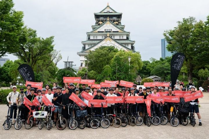 大阪城天守閣から、ブロンプトンの自転車イベントがスタート
