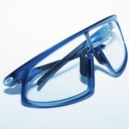 「オークリーのサングラスは夏の必需品」屋外でも室内でも快適に使える！調光レンズで日差しに合わせてレンズが変化する優れもの