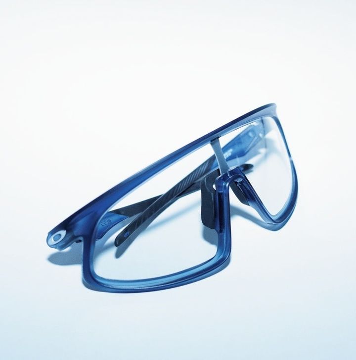 オークリーの、紫外線量によってレンズが変色する調光レンズをつかったサングラス