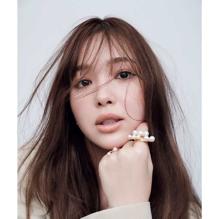 ベージュのワントーンメイクを施した藤田ニコルさん