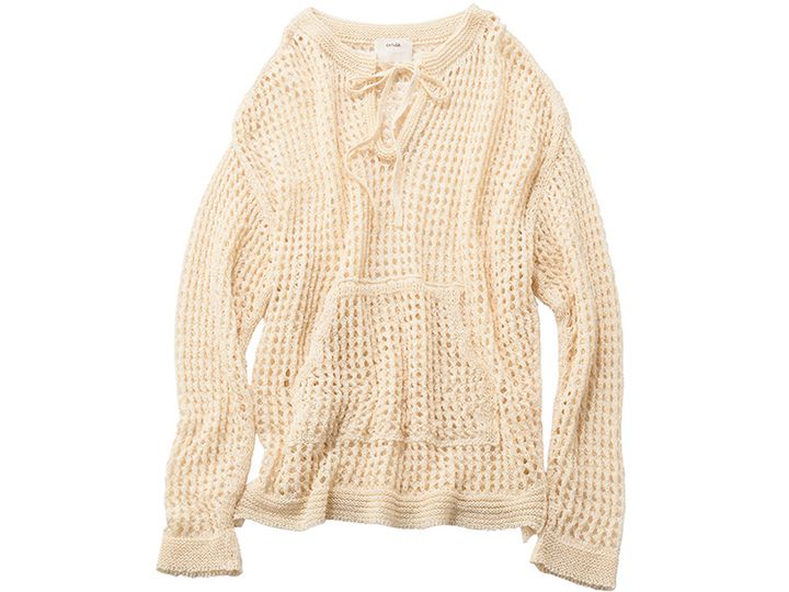 エンリカの胸元にリボンがついたクロシェニット