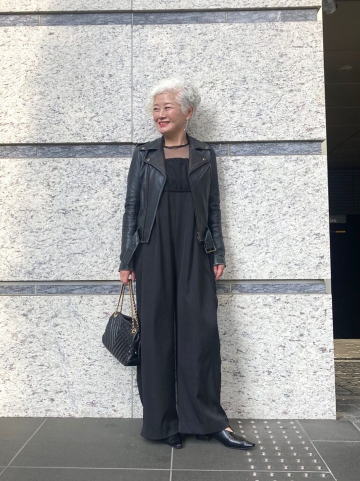 シアー感のあるオールインワンでブラックコーデを軽やかに！初夏に取り入れたい甘辛ミックスコーデ