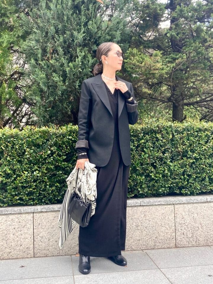 黒でも重く見えない！小物で華やかさをプラスした初夏のオールブラックコーデ