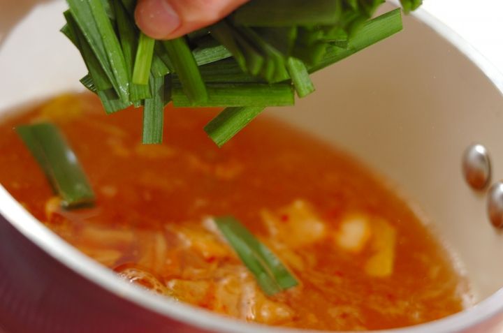 ニラとキムチのみそ汁の作り方1