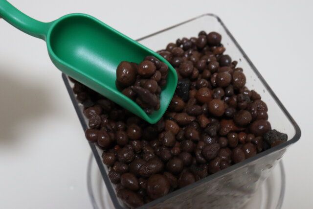 ダイソーのミニガーデンセットのミニスコップは少量の肥料や土を足したいときにちょうどいいサイズ感