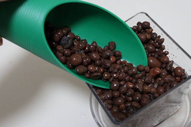 ダイソーのミニガーデンセットの大スコップは土や軽石を運ぶときに便利