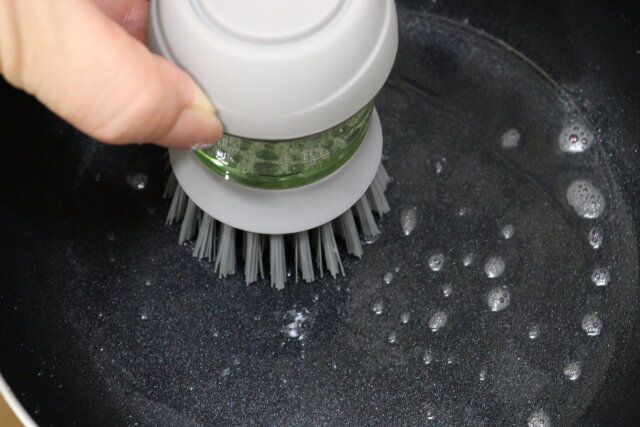 キッチンブラシ（洗剤を入れるタイプ） 使用例