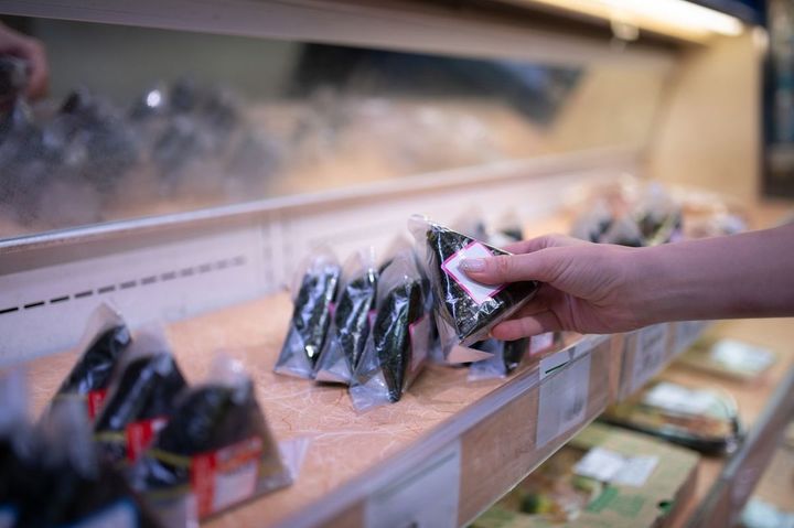 おにぎりを選ぶ買い物客