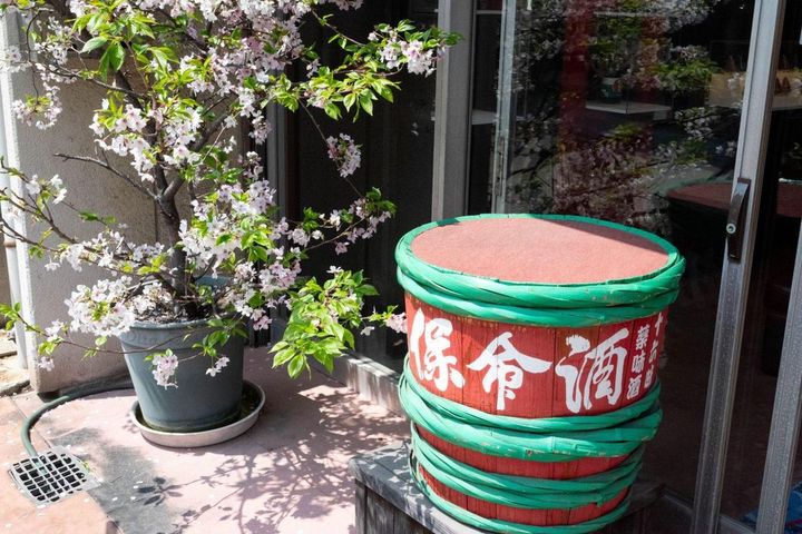八田保命酒舗の店頭には赤い樽が置かれている