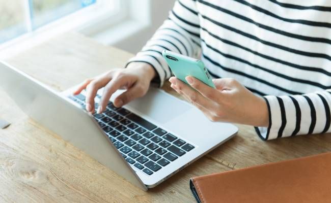 パソコンとスマホで調べ物をするイメージ