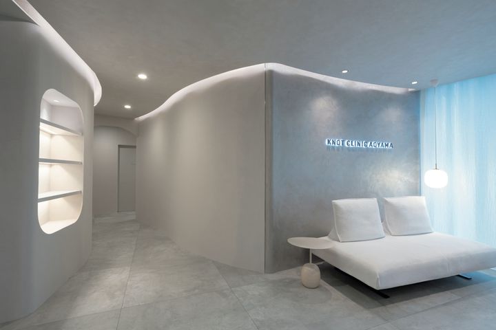 今回ご紹介したお任せの「TOTAL KNOT PLAN」は￥150,000~￥600,000までと選択の幅は広め(別途診察料、場合によっては麻酔料がプラス)。お任せプランのカウンセリングのみの場合は初診料 ￥3,300、再診料 ￥2,200。金額やダウンタイム、いつまでに変化を感じたいなど事前に想定しておくとスムーズ。お任せプランは何歳でも受けられるが、肌悩みが噴出する40代以降は特に満足度が高いはず。